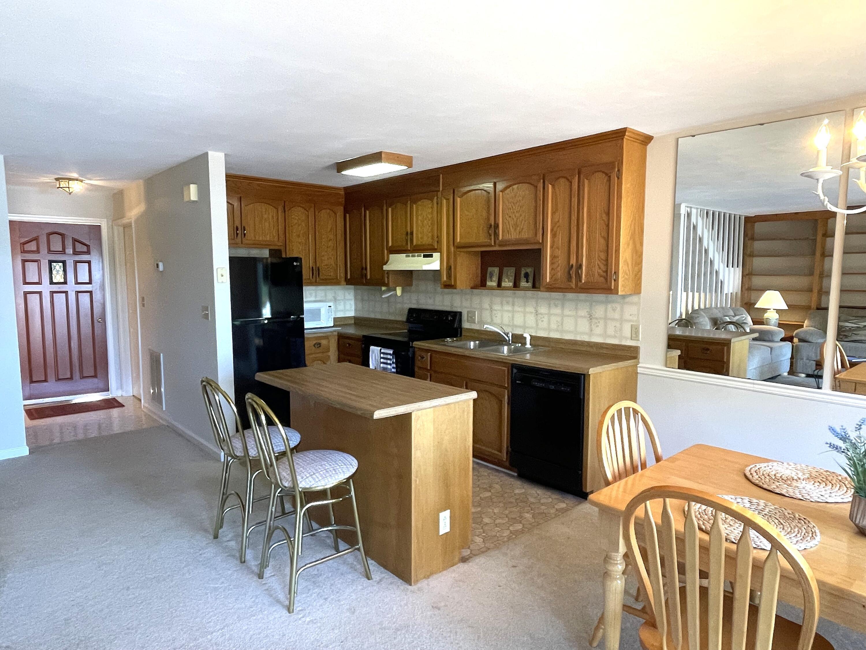 Image 4: Kitchen