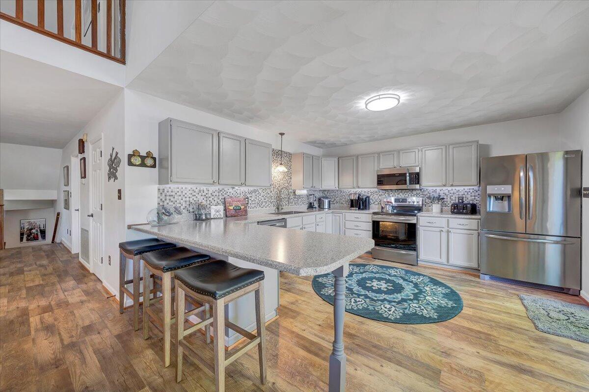 Image 3: Eat In Kitchen