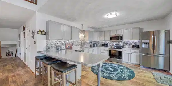 Image 3: Eat In Kitchen