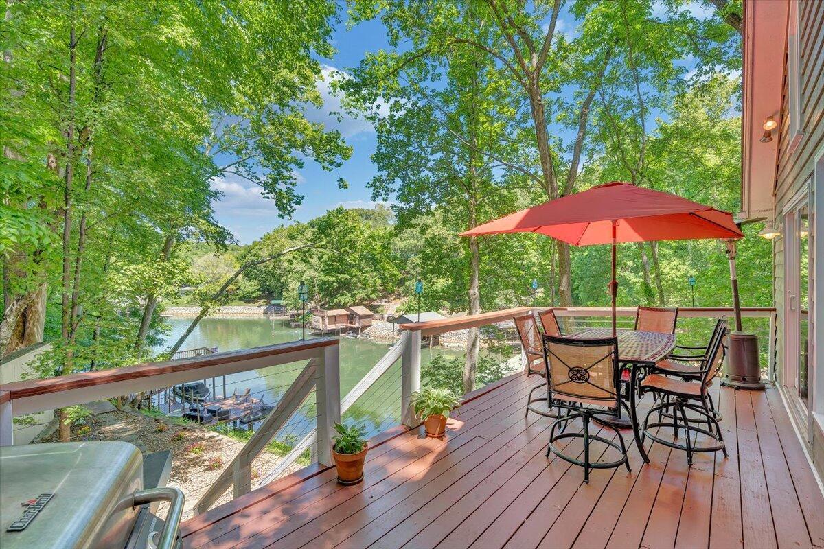 Image 4: Deck