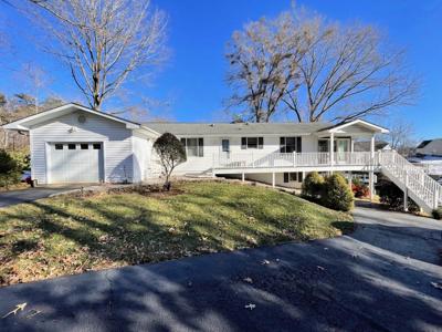 121 Twin Oaks RD