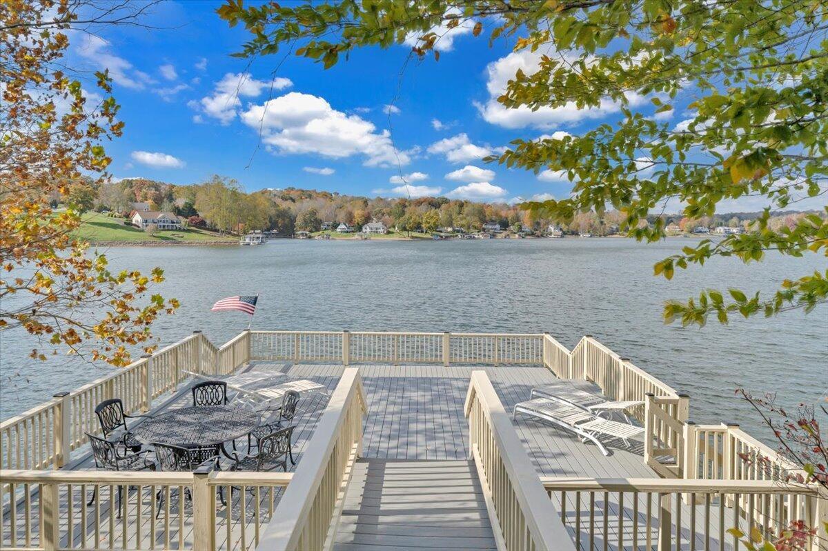 Image 3: Double slip party deck dock
