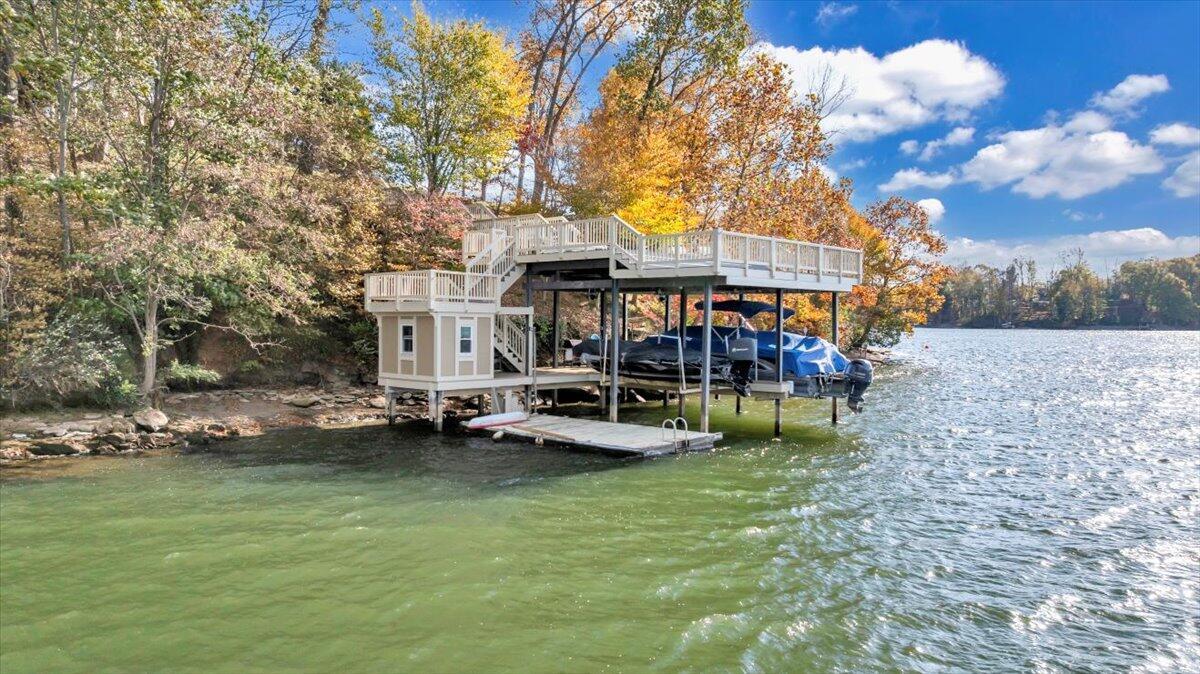 Image 4: Incredible dock