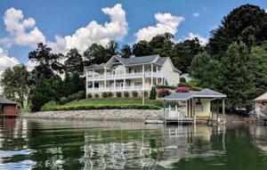 275 Village LN