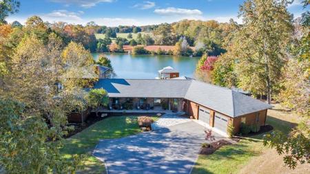 1194 Dudley Amos RD
