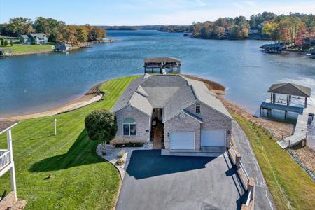 105 Lighthouse LN