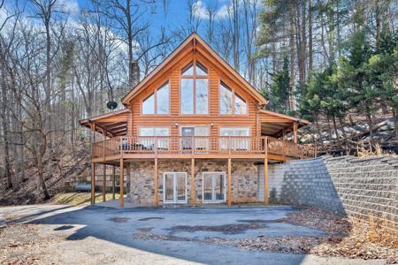 596 Redbud LN