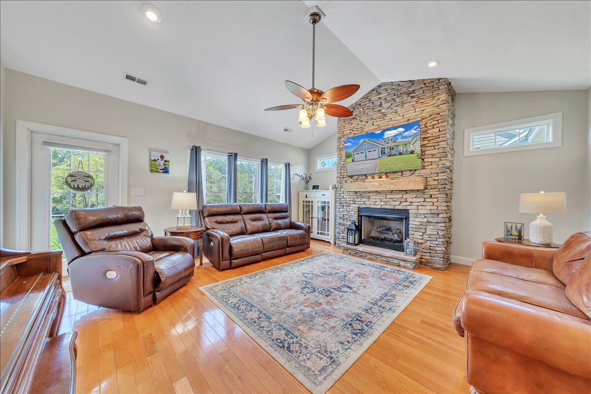 Image 4: Living Room