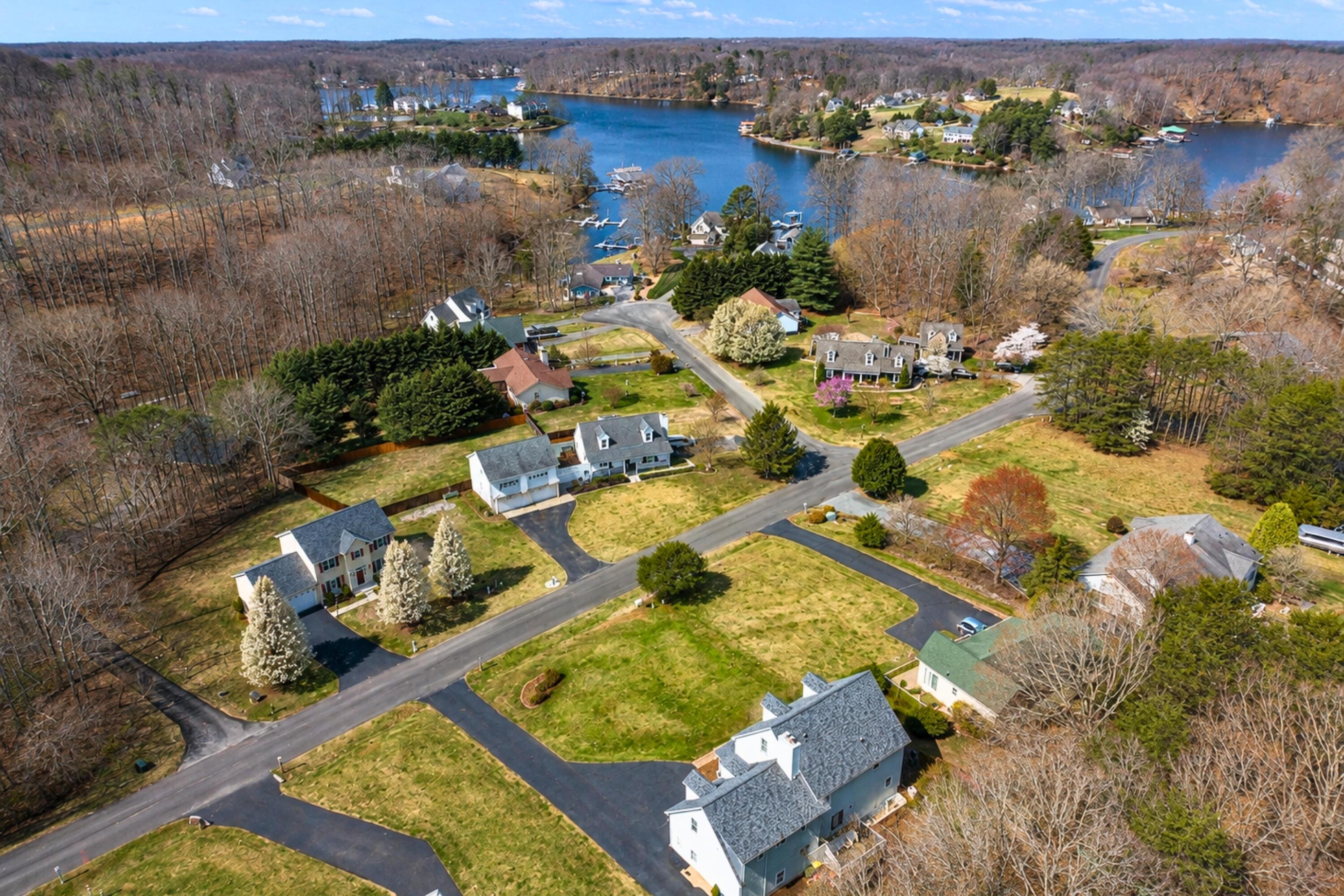 Image 2: Lake Access Home