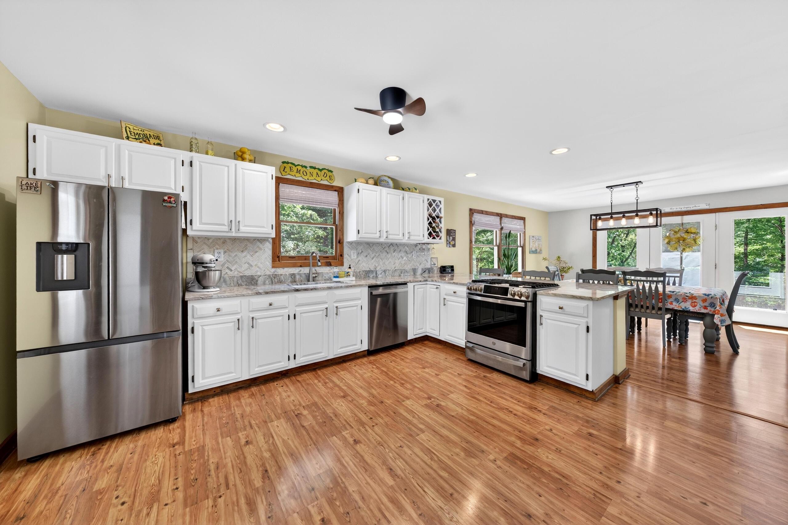 Image 4: Kitchen