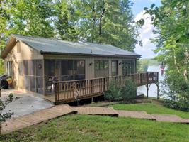 634 Redbud LN
