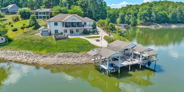 2245 Thomason LN