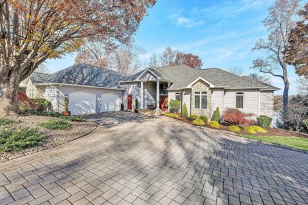 695 Fox Chase RD