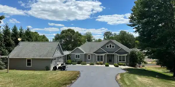 Image 2: Beautiful Lake Home