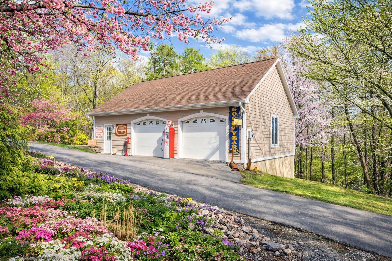 Image 4: Detached Heated/Vented Garage/Workshop