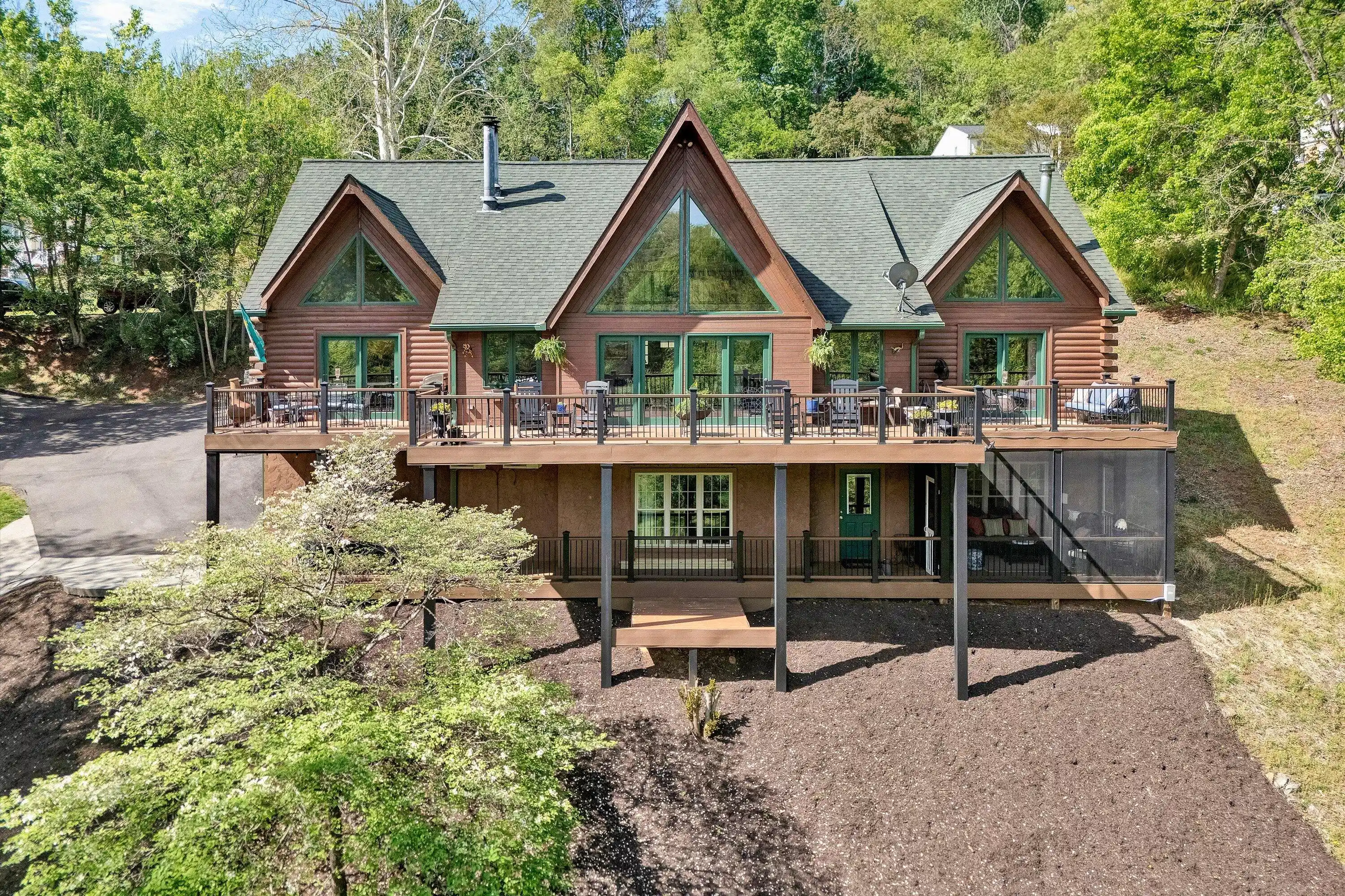 Image 1: 540 Lakeshore Terrace