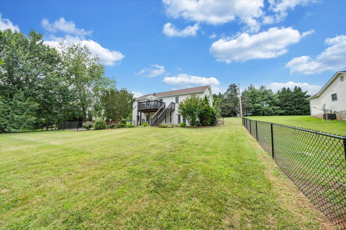 Image 2: Large Fenced Yard