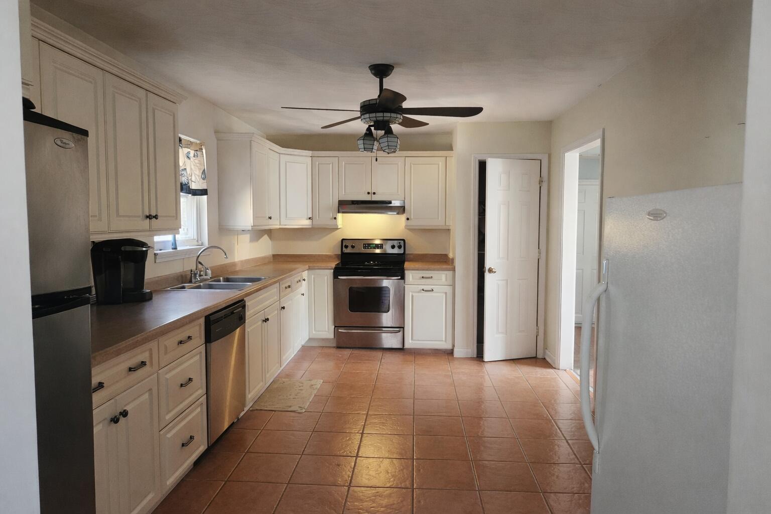 Image 4: Kitchen