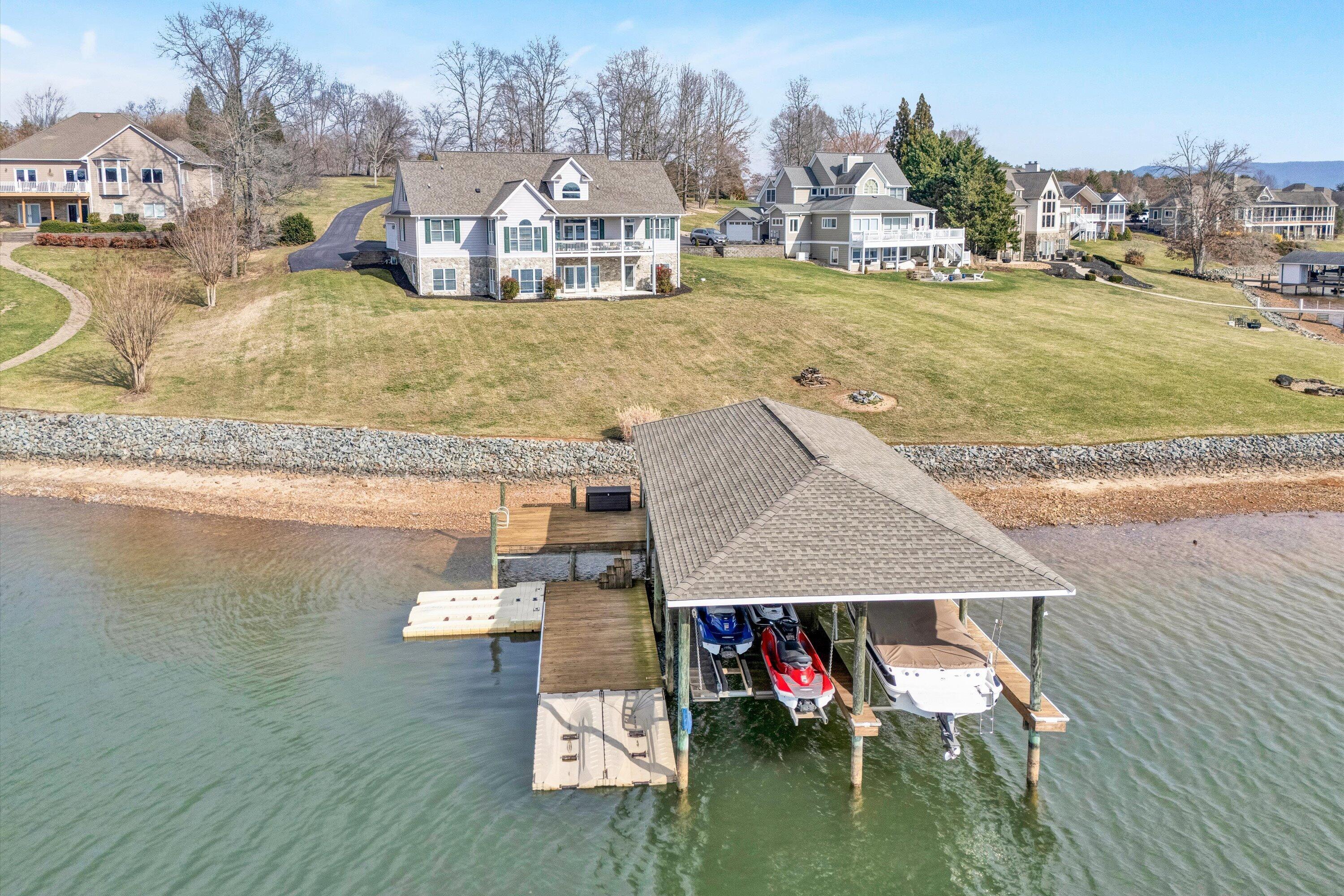 Image 3: Easy Walk to Boat Dock