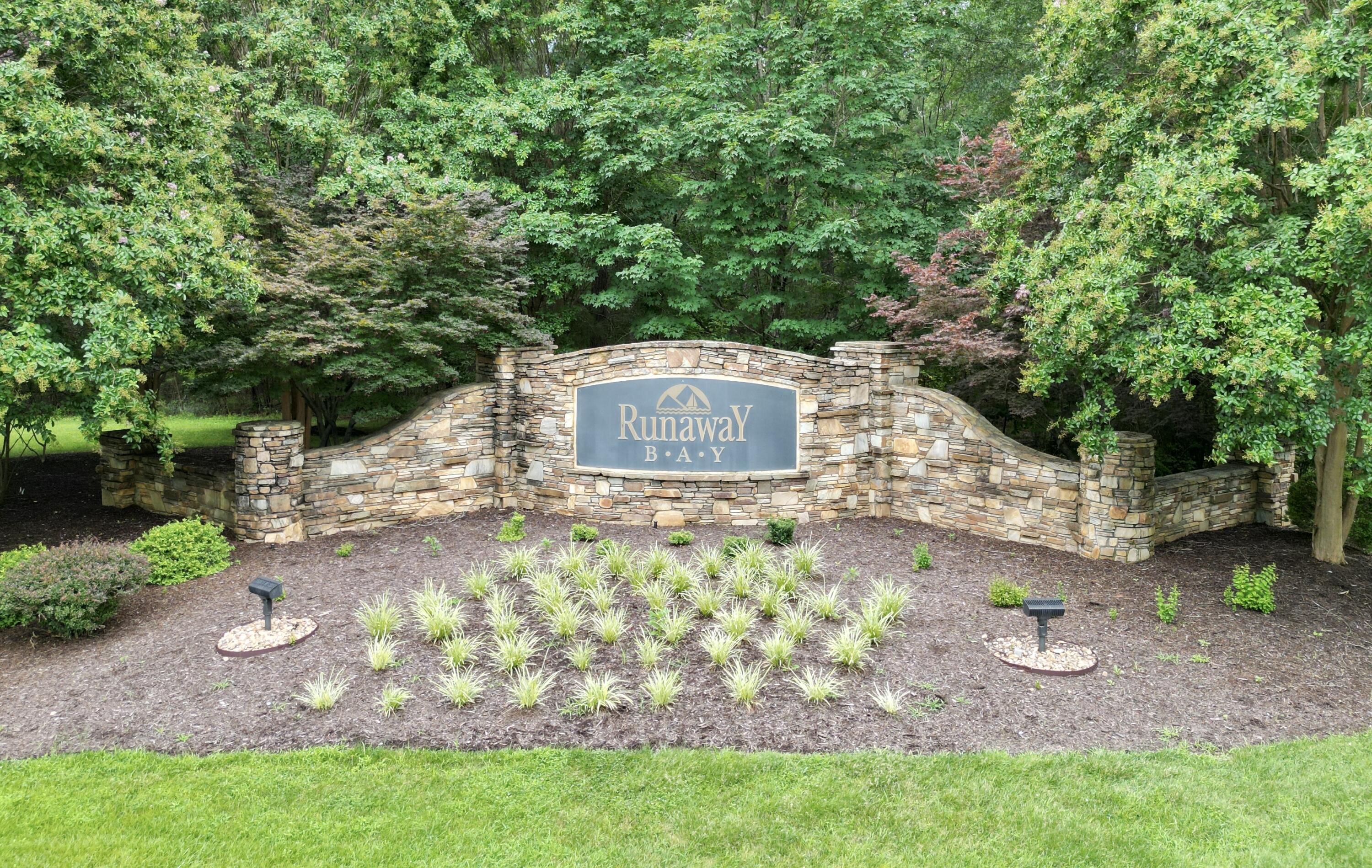 Image 4: Runaway Bay Entrance