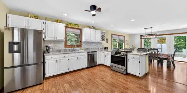 Image 4: Kitchen