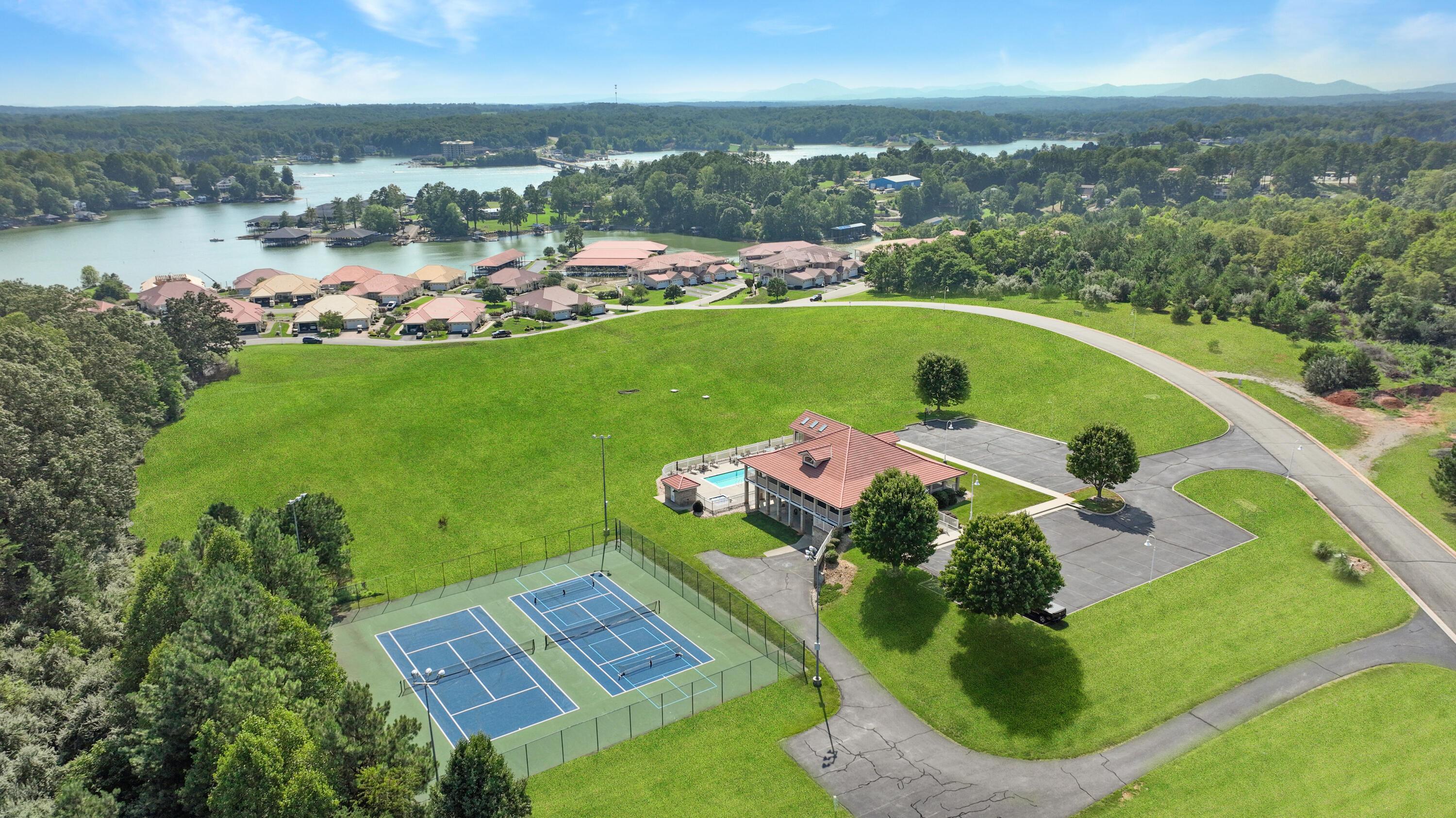 Image 4: Amenities