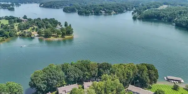 60 Windlass Pointe DR