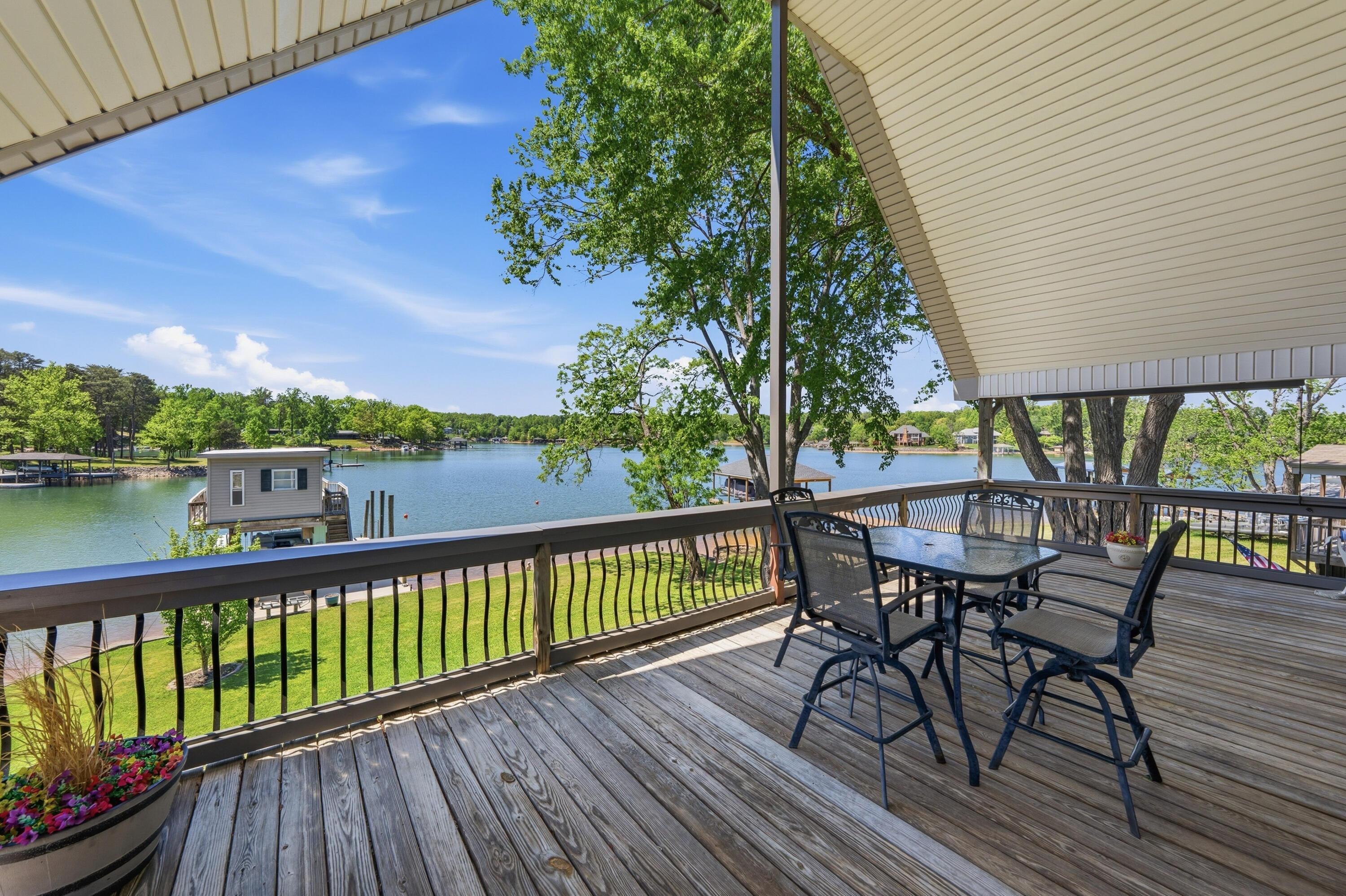 Image 3: Covered Porch - Lake View