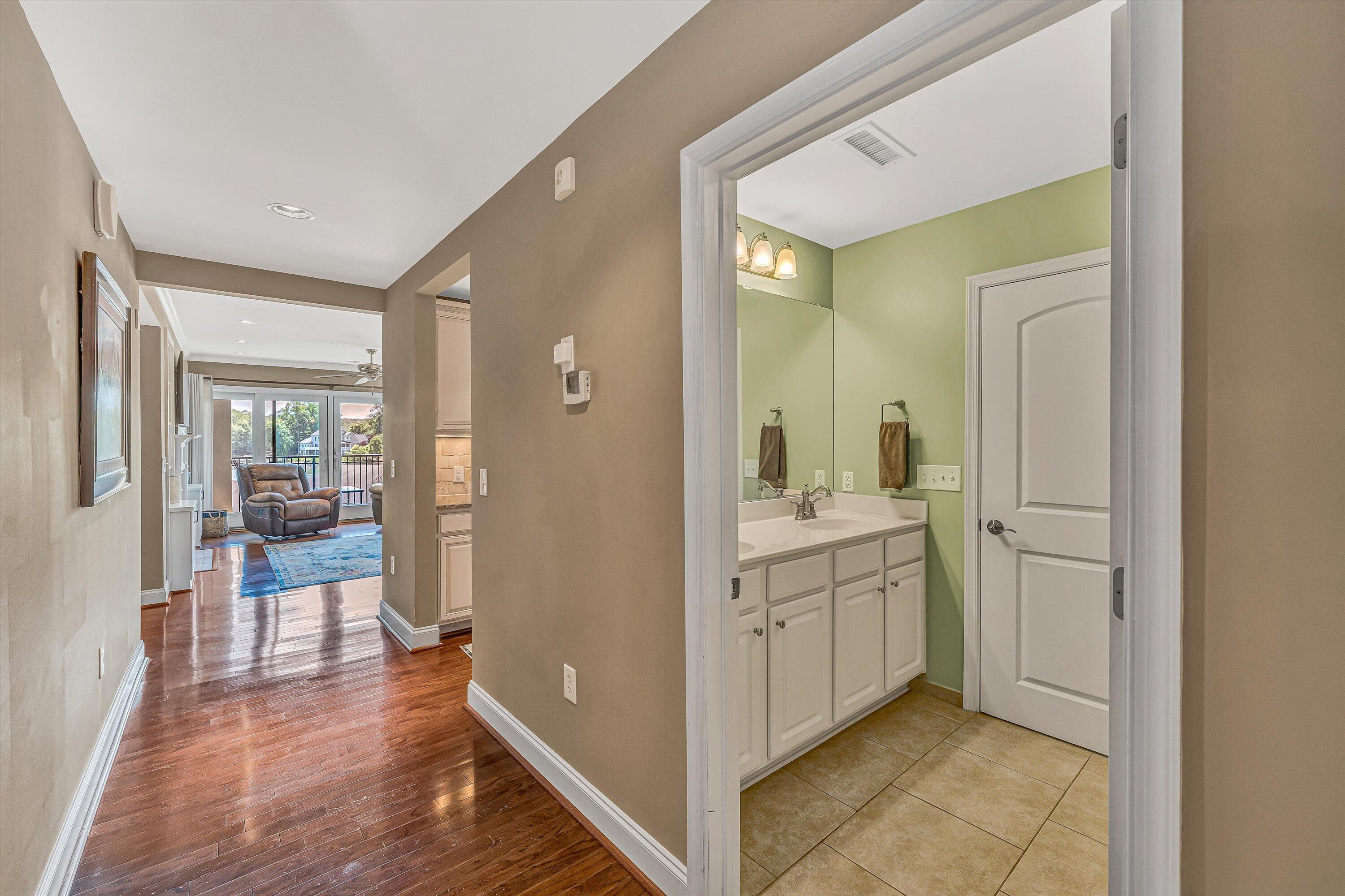 Image 4: 100 Bridgewater Pointe Place #201 (7)