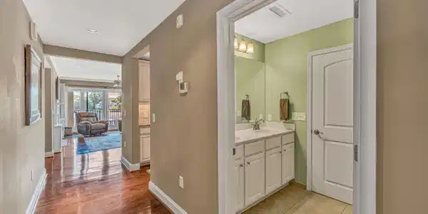 Image 4: 100 Bridgewater Pointe Place #201 (7)