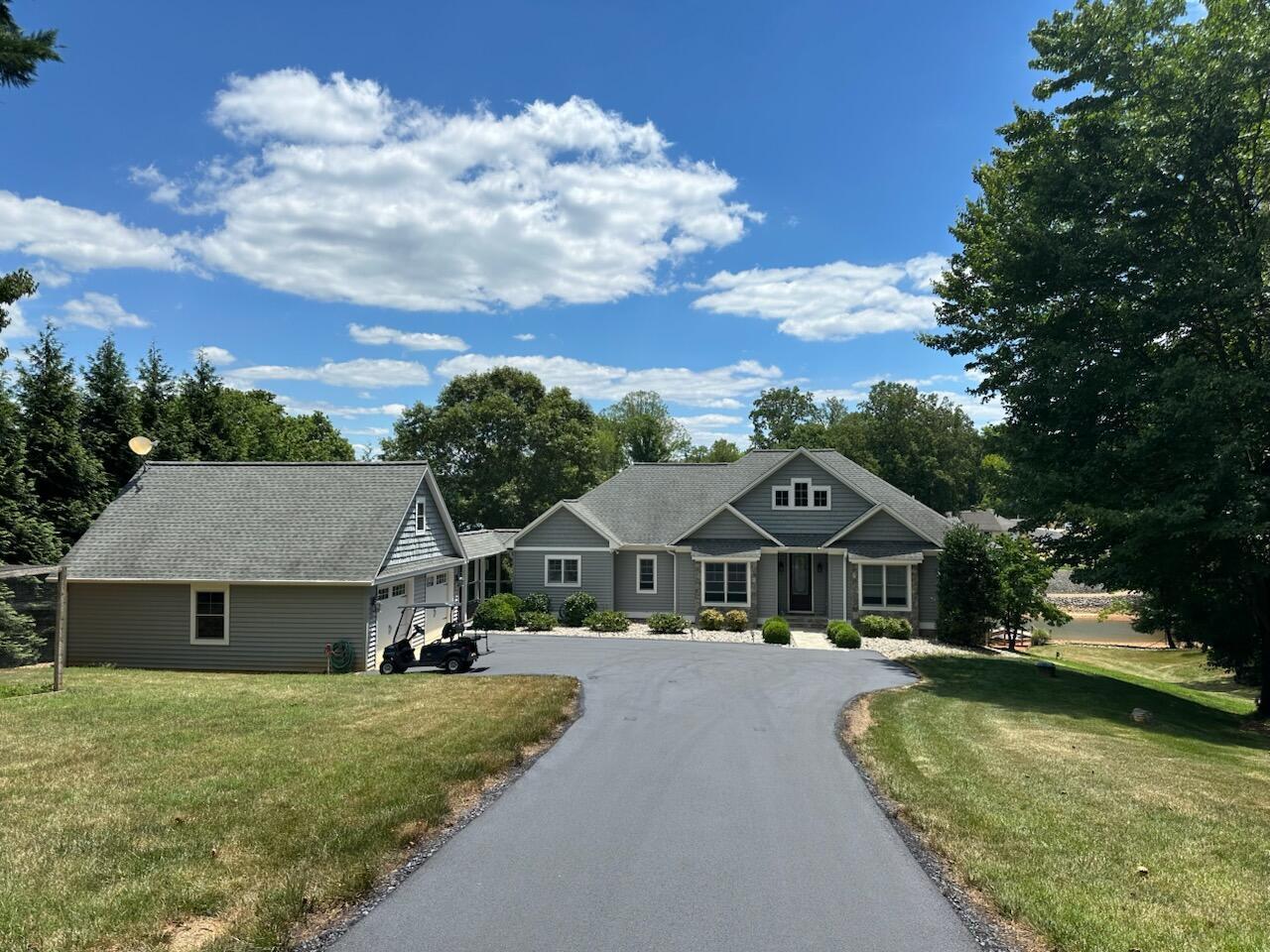 Image 1: Beautiful Lake Home