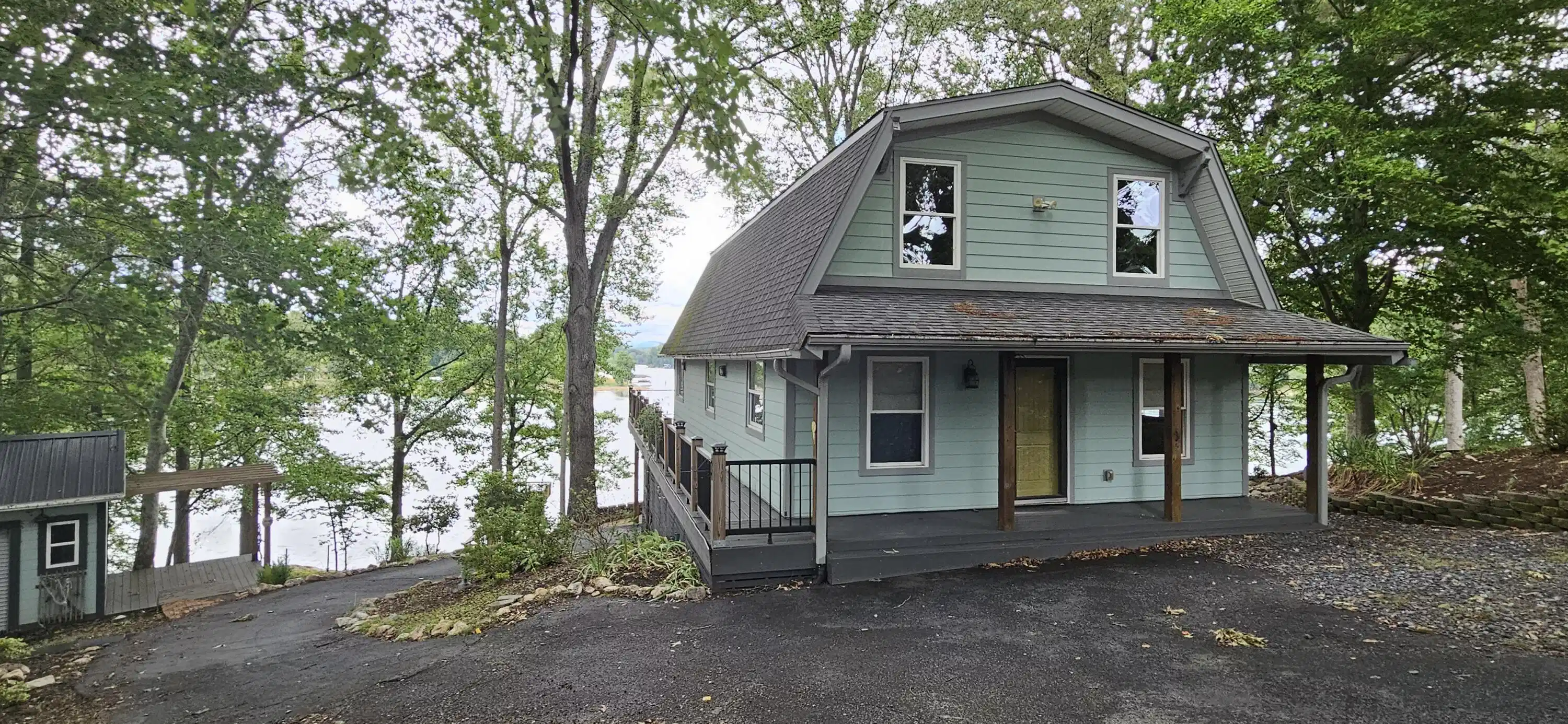 Image 1: Great property & lake views