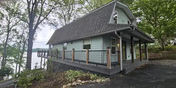 Image 4: Adorable lake home