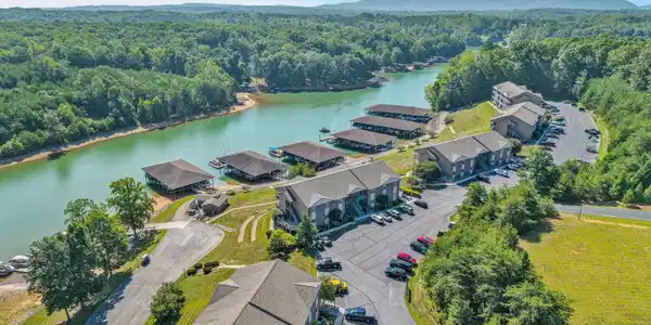 Image 2: Waterfront condo you don't want to miss!