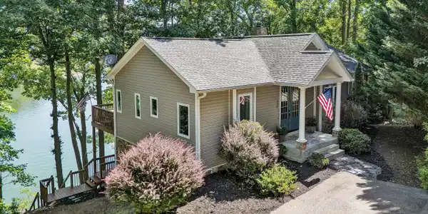 335 Lakecrest DR
