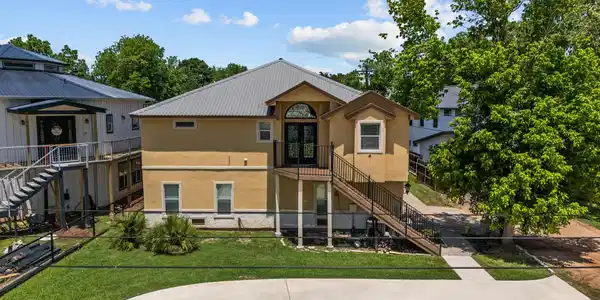 3900 N Apache Circle