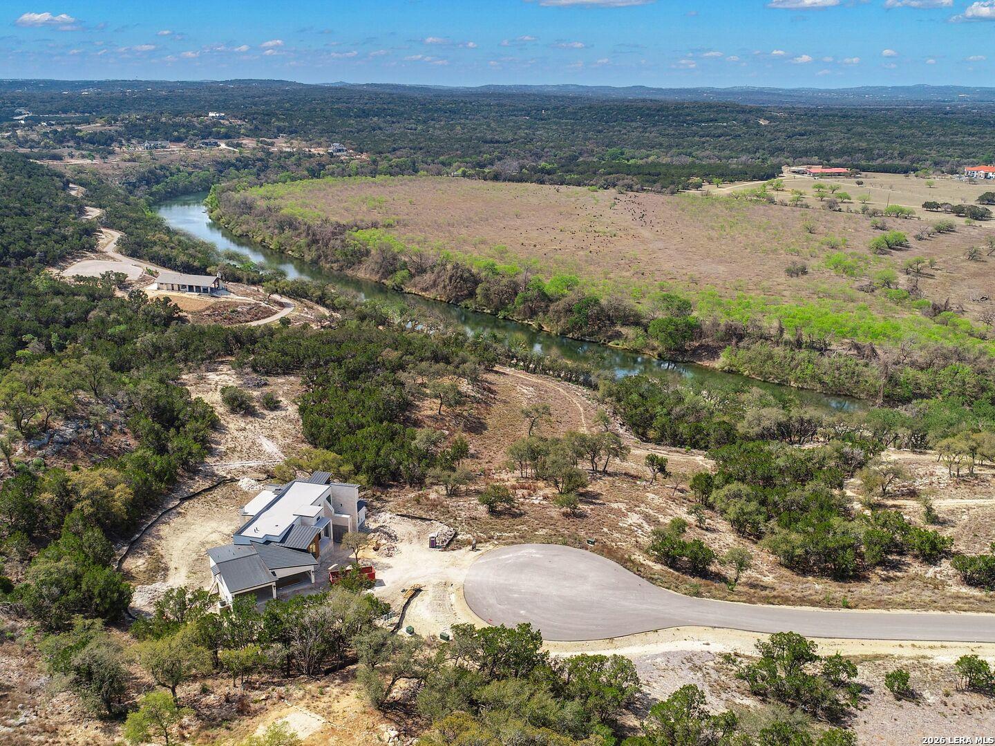 Image 1: Overview at culdesac-River levels vary seasonally