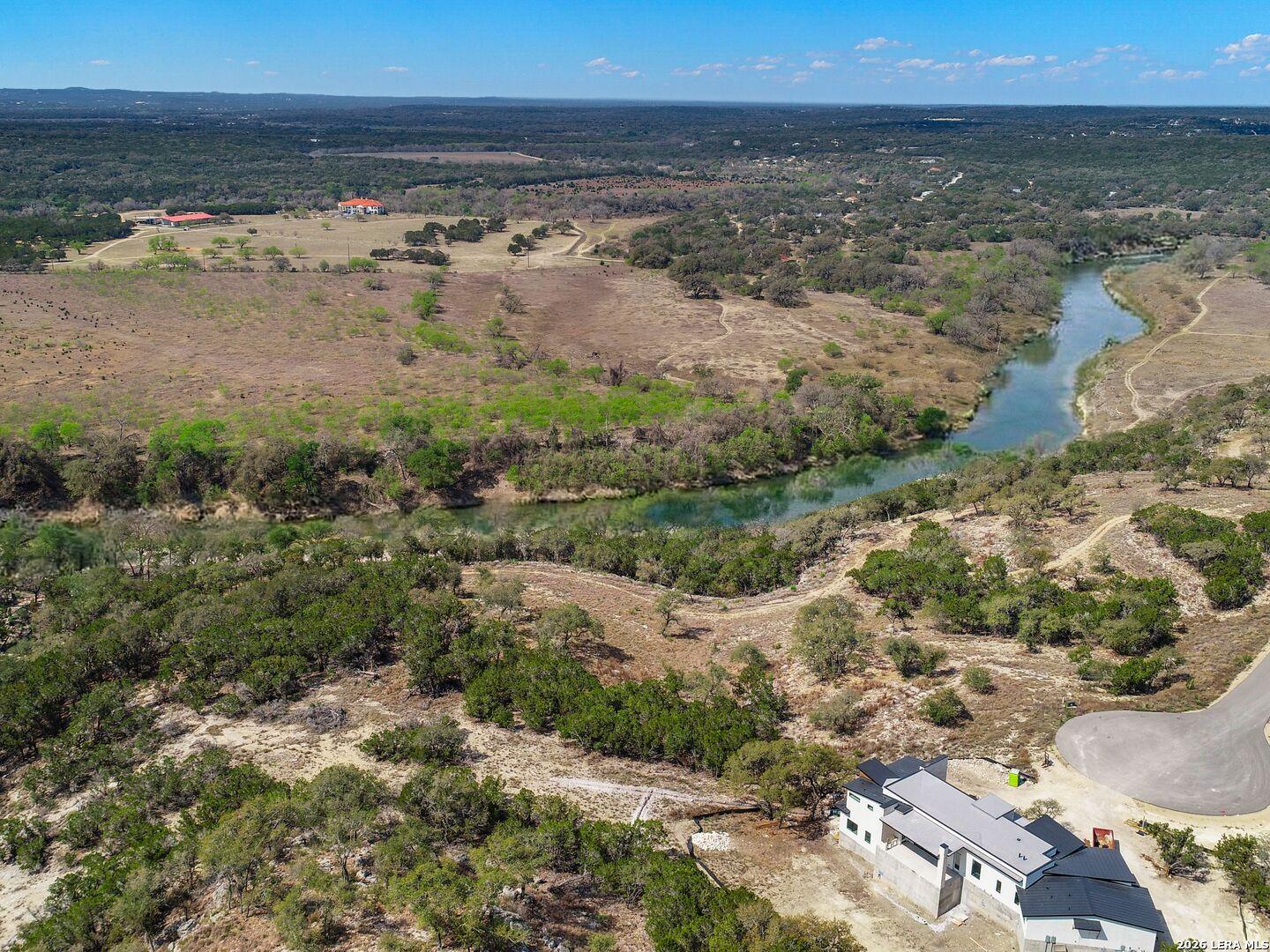 Image 2: Overview at culdesac-River levels vary seasonally