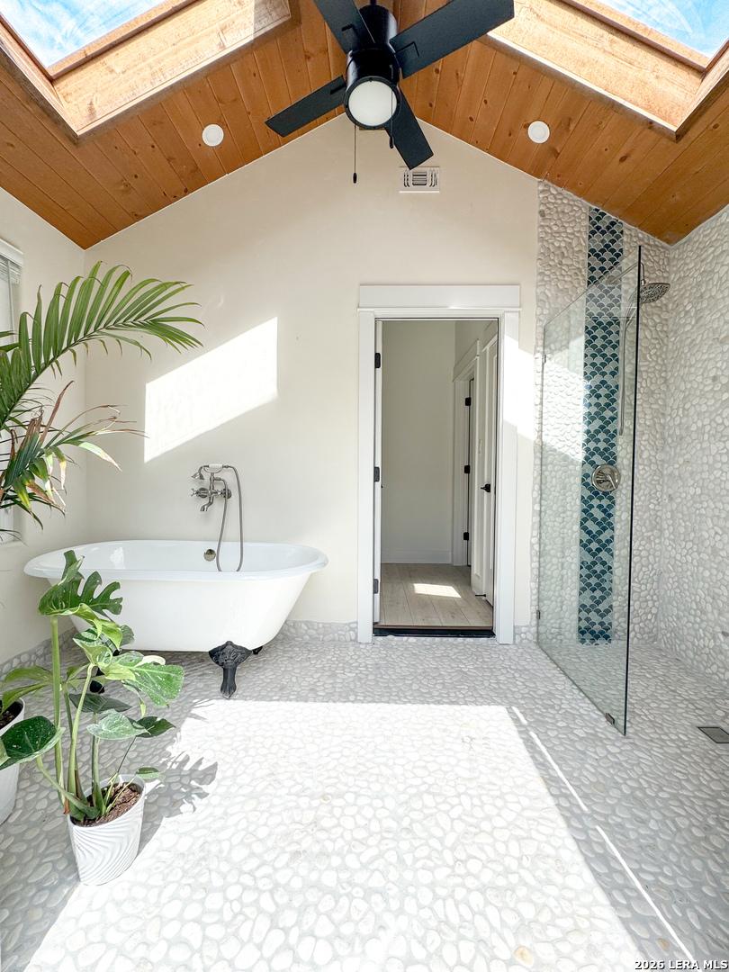 Image 2: Stargazing tub and shower