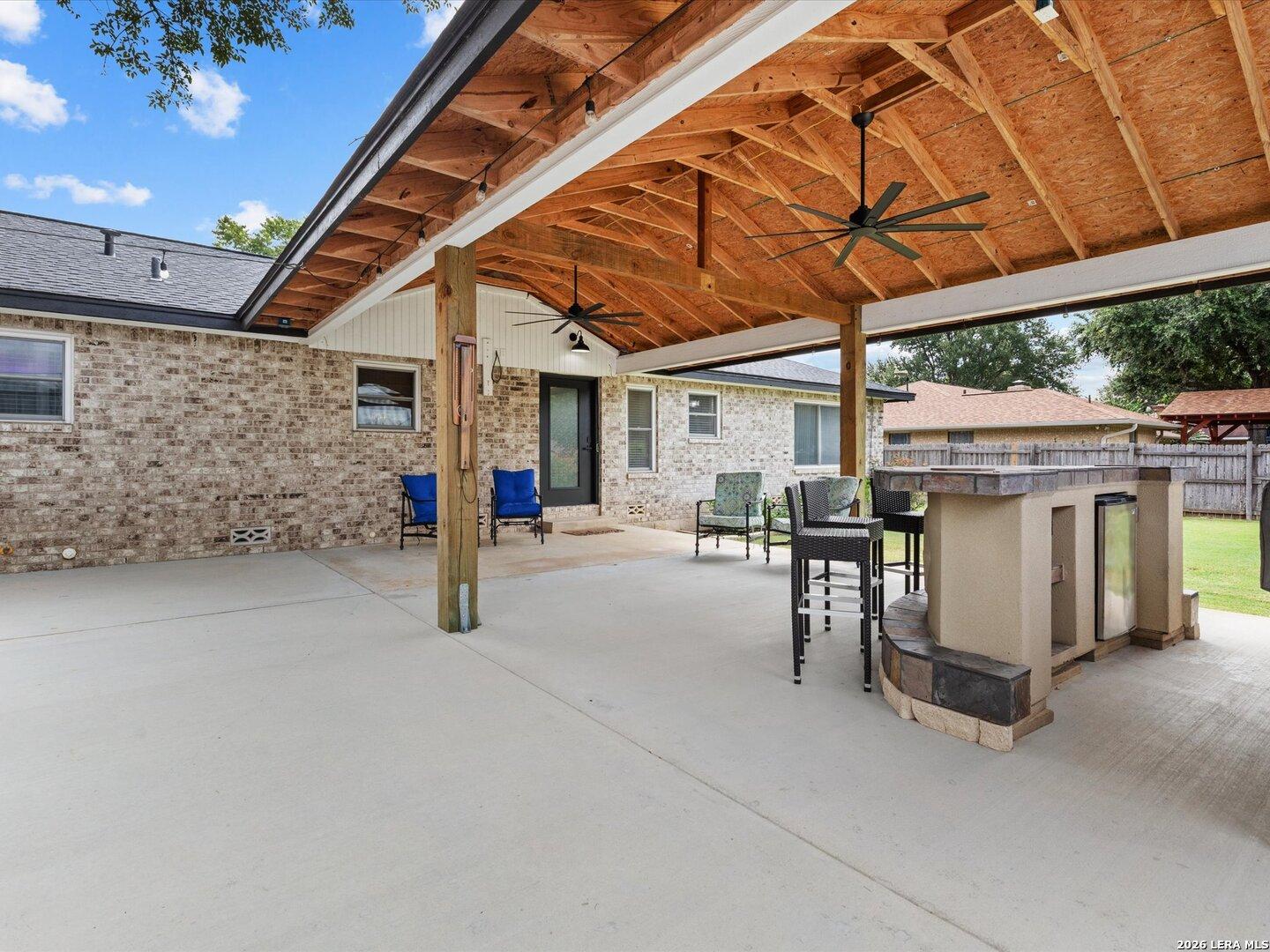 Image 2: Covered patio w/ Kitchen