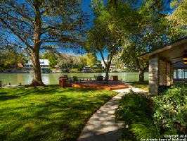 484 LAGUNA VISTA