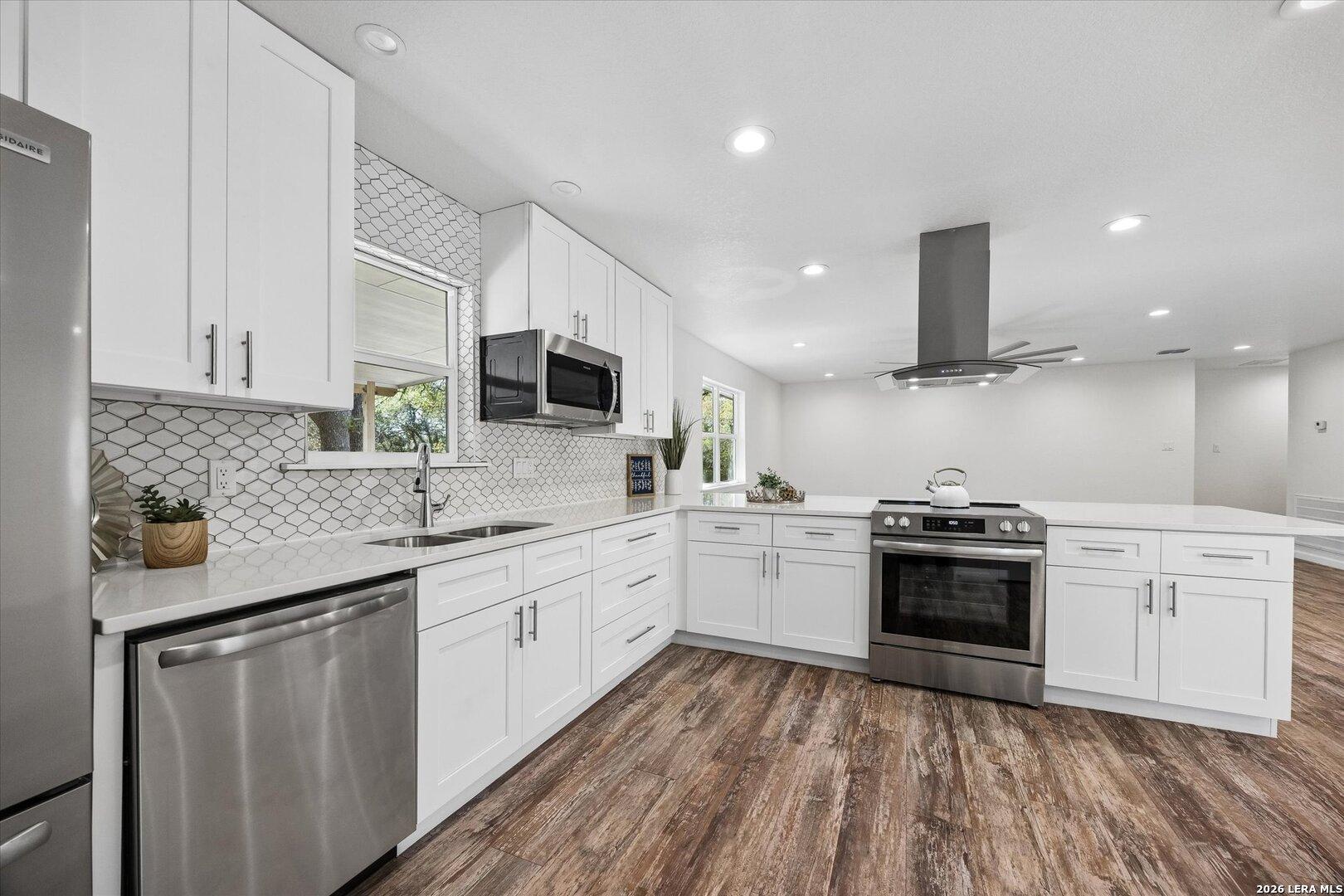 Image 4: Functional kitchen layout with ample cabinet space