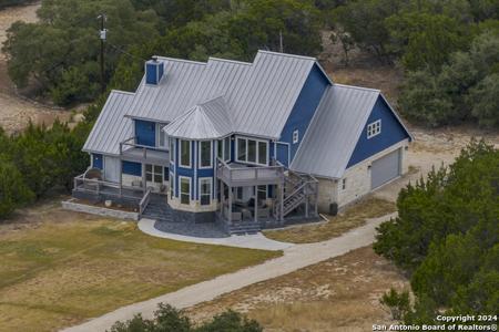 592 LAKEPARK DR