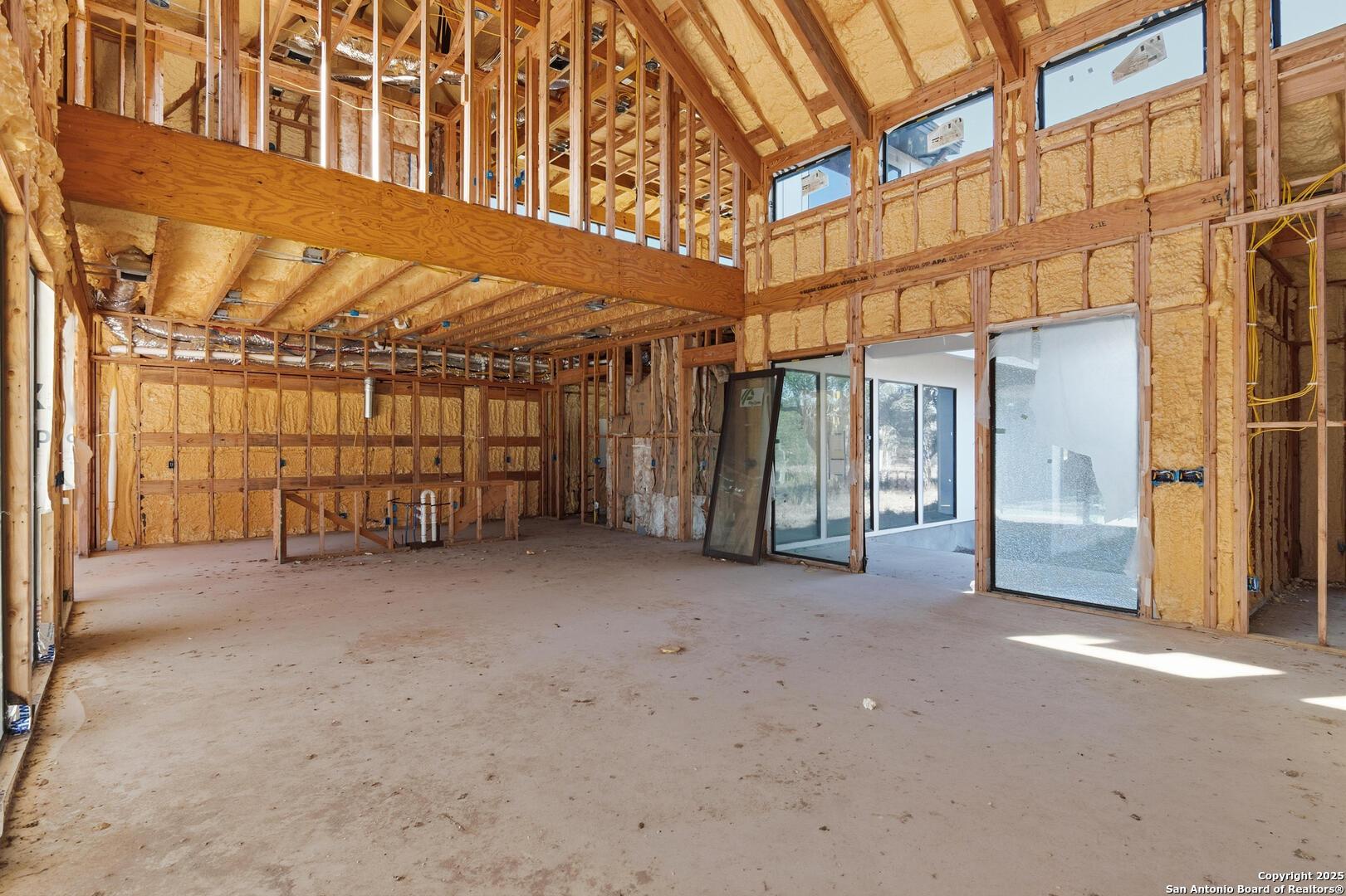 Image 4: Front entry/open l iving area