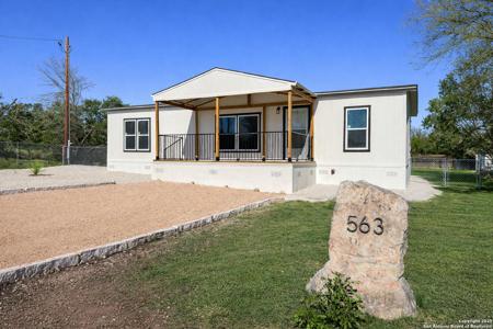 563 Oak Trail