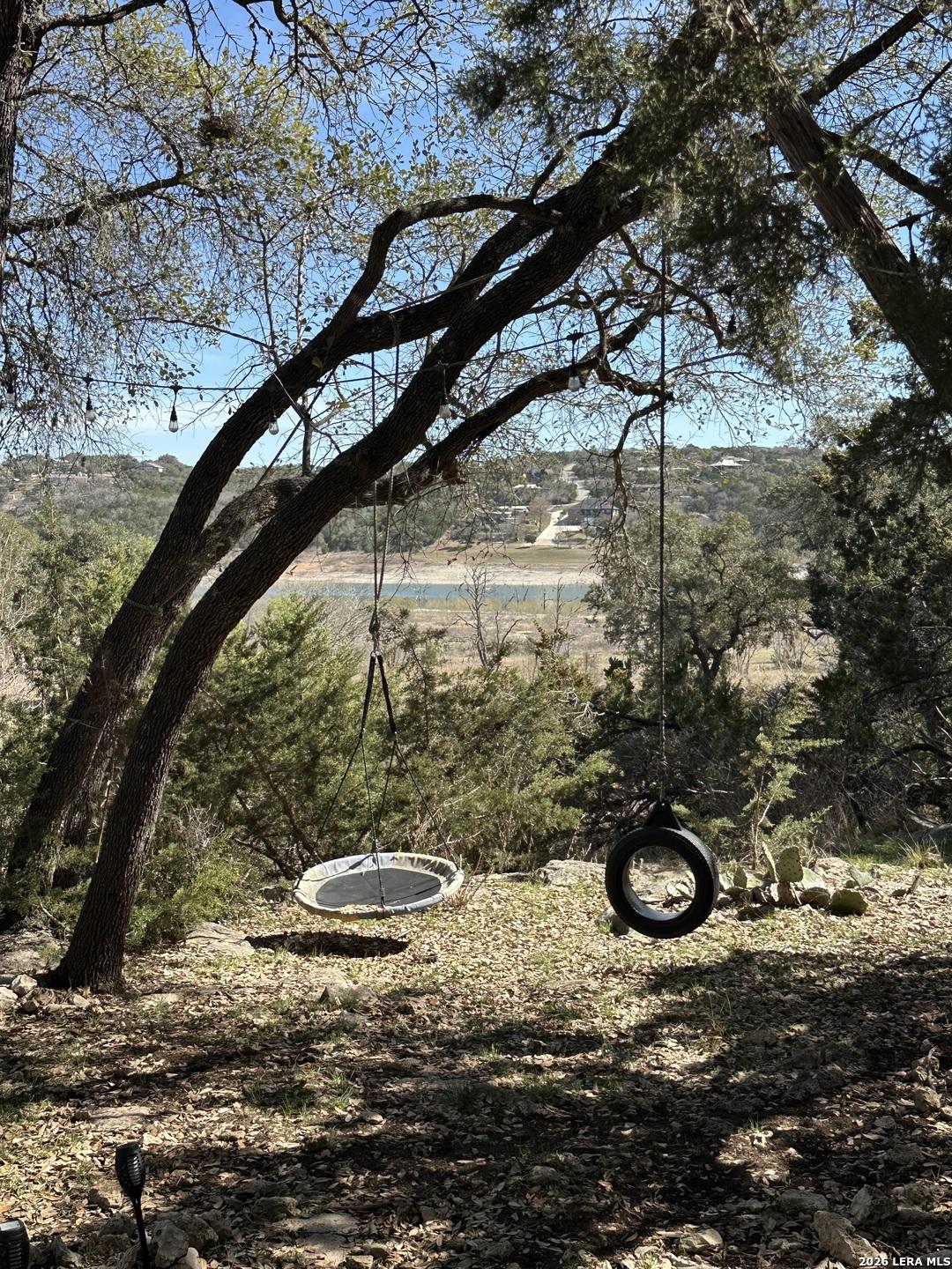 Image 1: Beautiful Lake View!