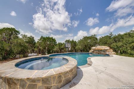 318 Private Road 1712