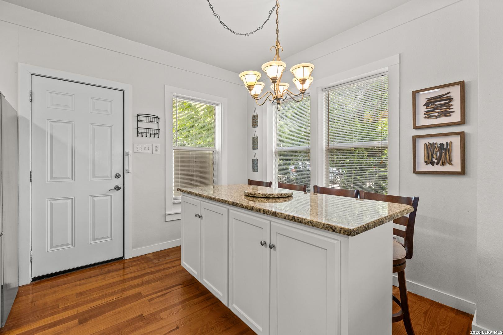 Image 4: Breakfast nook