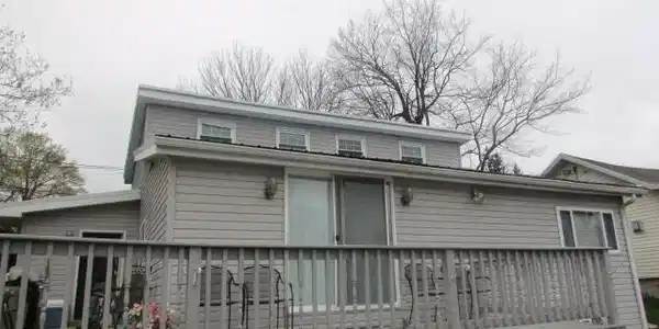 160 Lakeshore Dr