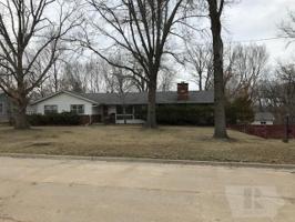 1105 E Briggs